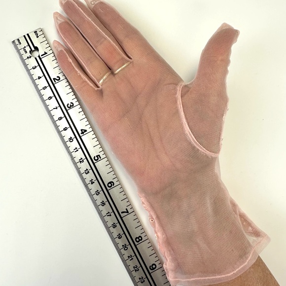 Vintage pink lace gloves Womens sheer ruched wrist length gloves Medium 60s 50s - Picture 8 of 9